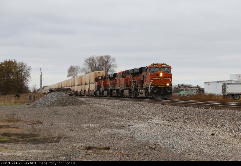 Running around another eastbound, 3259 leads Z-LACNYC9 east